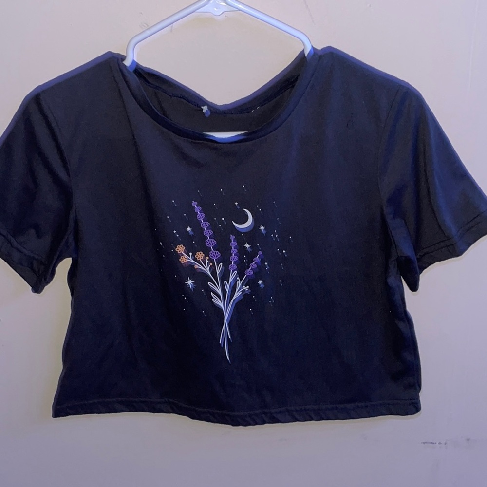 Gray shirt with a flower in the middle